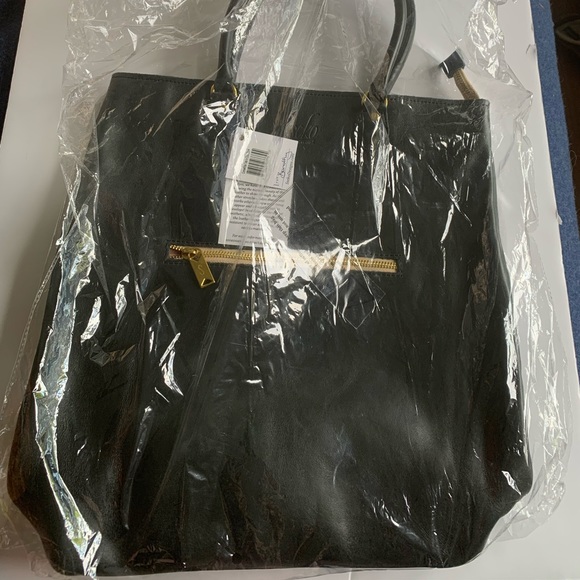 Sseko Handbags - NEW Sseko Convertible Tote in Oiled black Leather